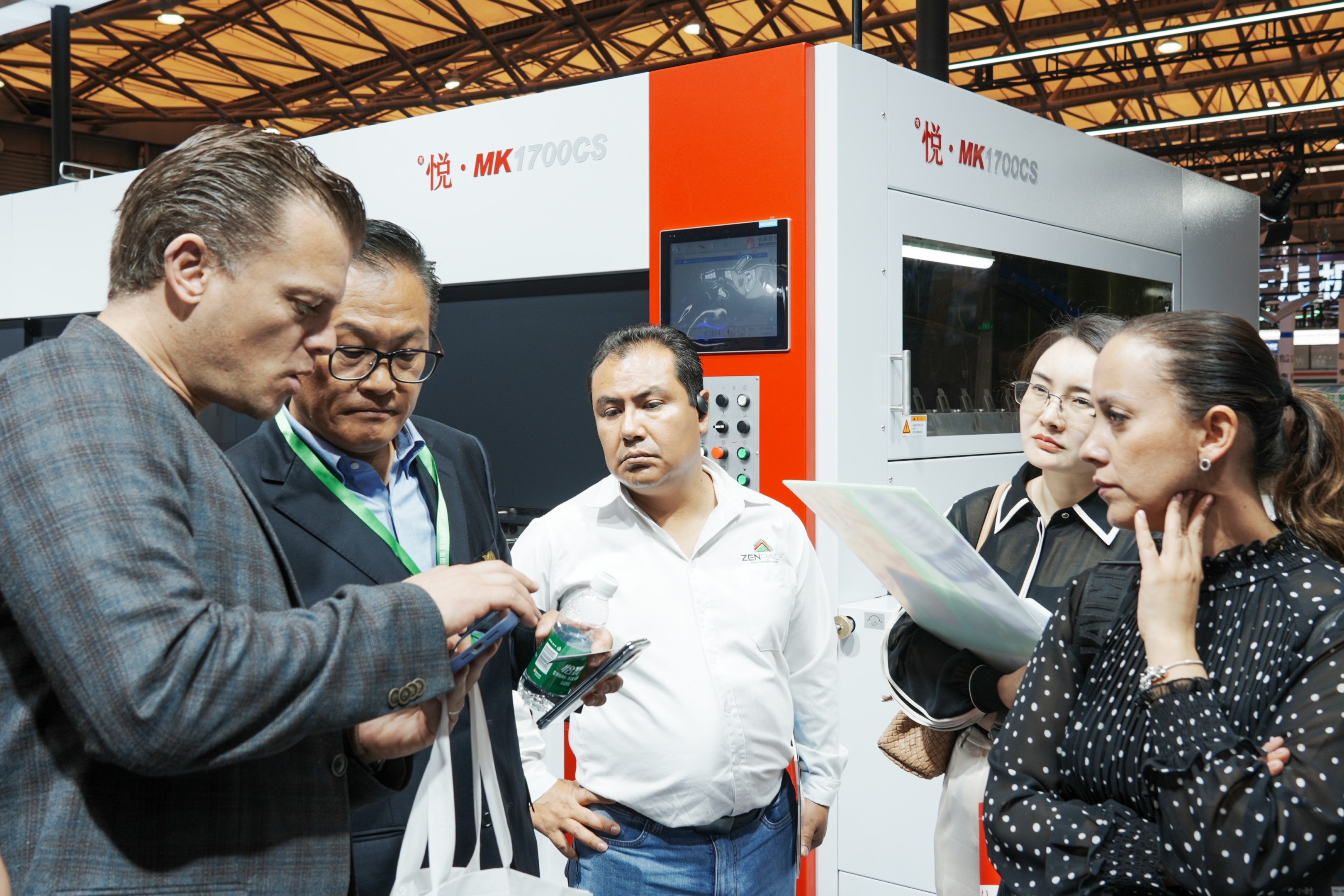 九游老哥J9俱乐部官网闪灼 WEPACK，大幅面模切机成为全球 “焦点”